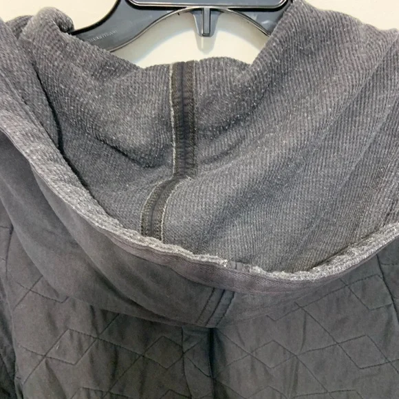 Free People Women’s (Medium) Black Quilted Jacket with Hood and zipper back. - Picture 7 of 11